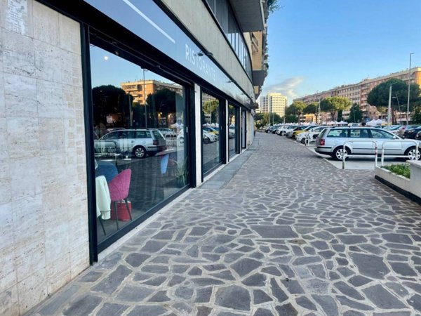 negozio in vendita a Roma in zona Cinecittà