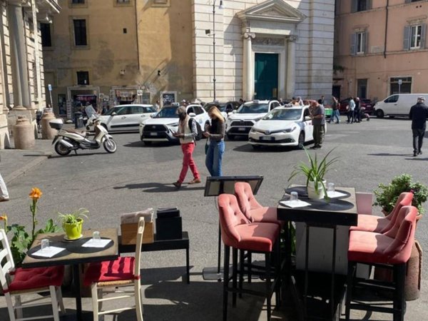 negozio in vendita a Roma in zona Parione/Sant'Eustachio