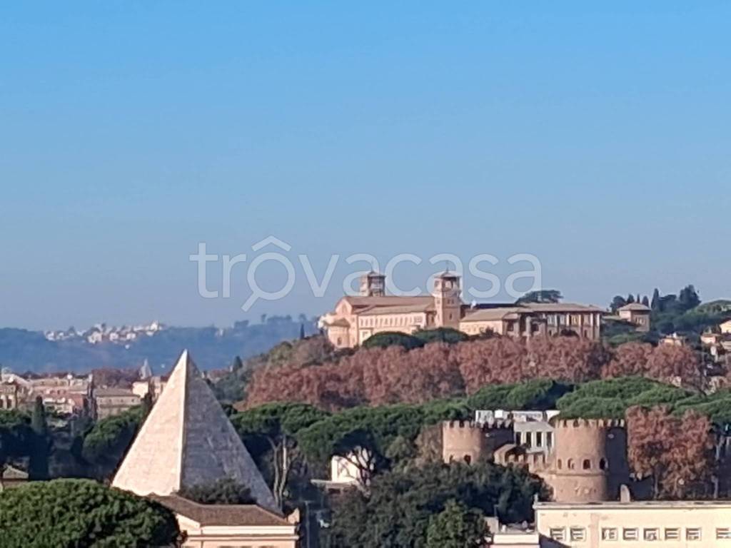 appartamento in vendita a Roma in zona Ostiense