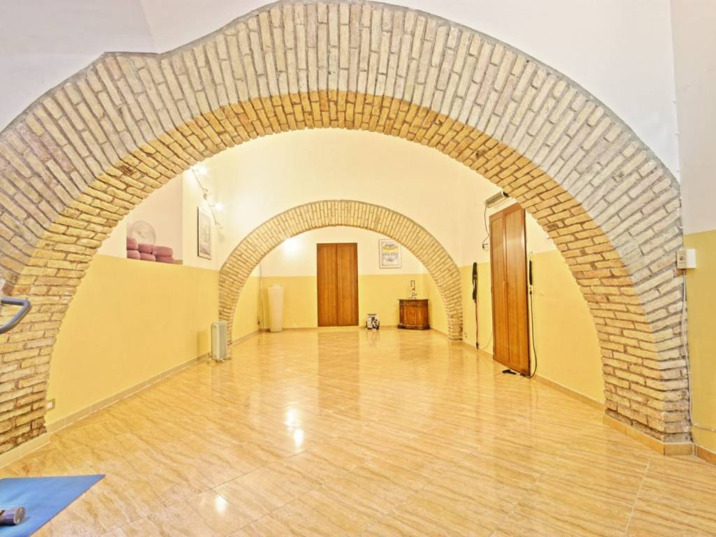 locale commerciale in vendita a Roma in zona Rione Prati