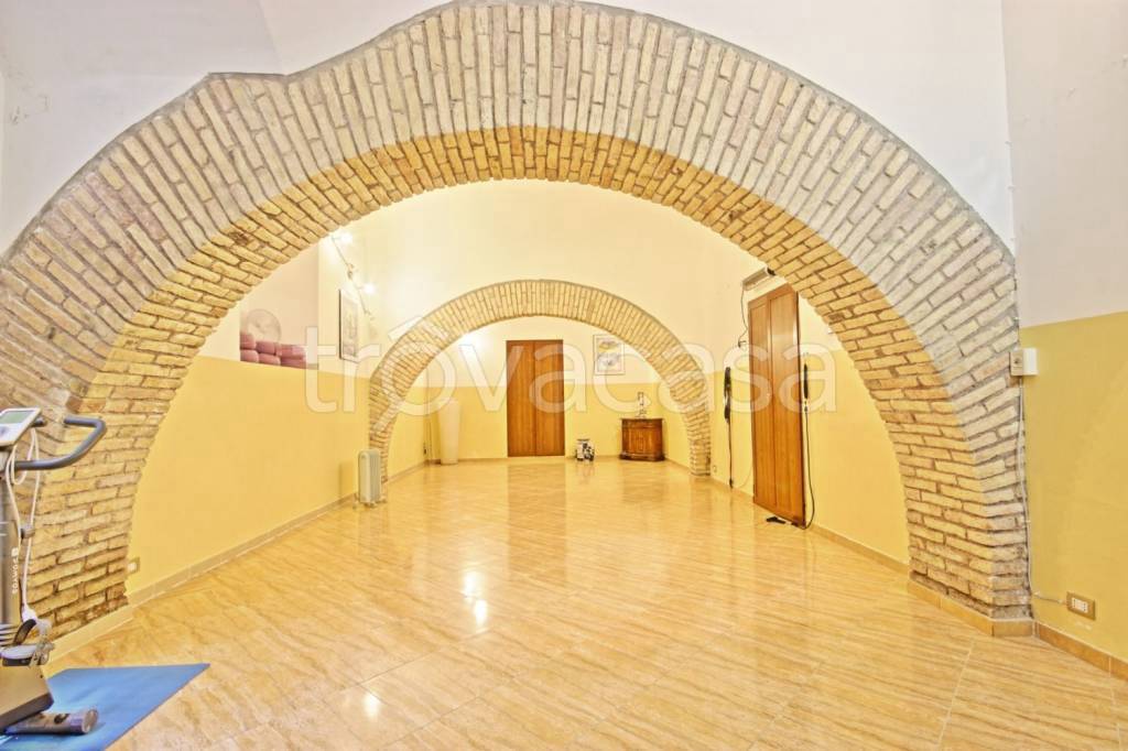 locale commerciale in vendita a Roma in zona Rione Prati