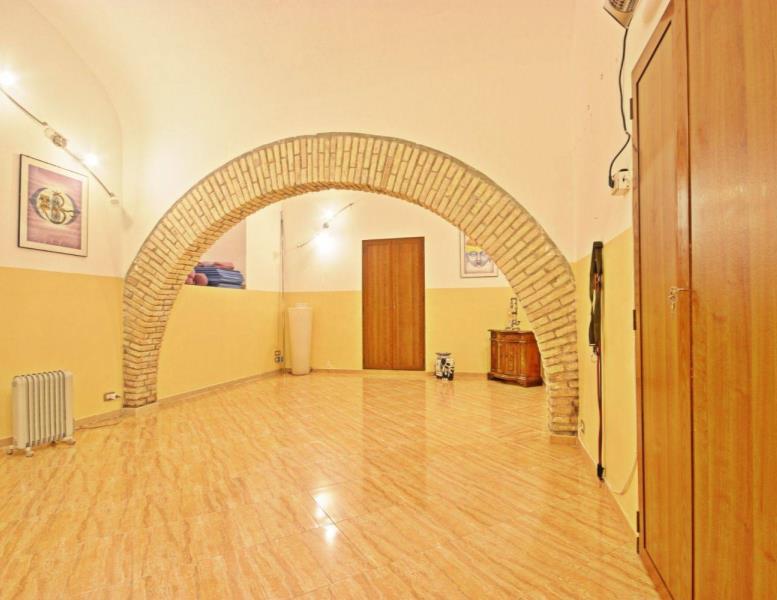 locale commerciale in vendita a Roma in zona Rione Prati