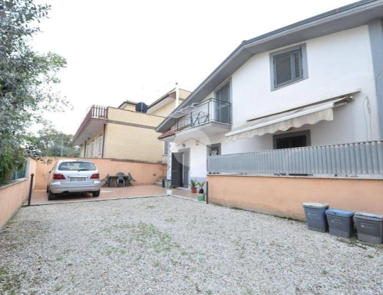 casa indipendente in vendita a Roma in zona Finocchio
