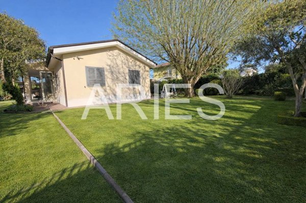 casa indipendente in vendita a Roma in zona Infernetto