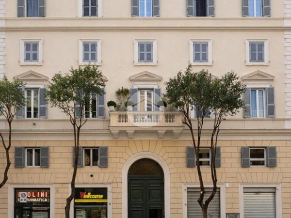 locale commerciale in vendita a Roma in zona Rione Prati