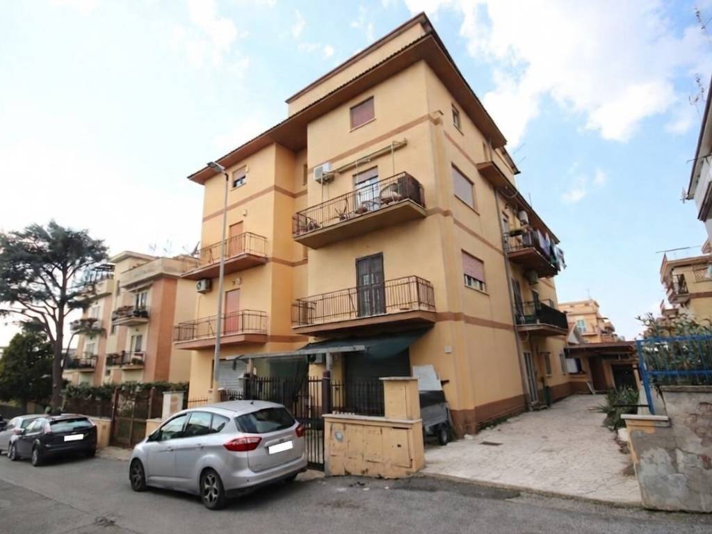 appartamento in vendita a Roma in zona Torre Angela