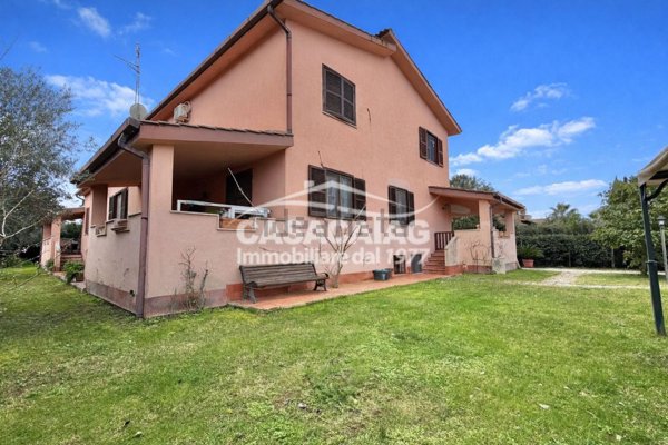 casa indipendente in vendita a Roma in zona Casal Palocco
