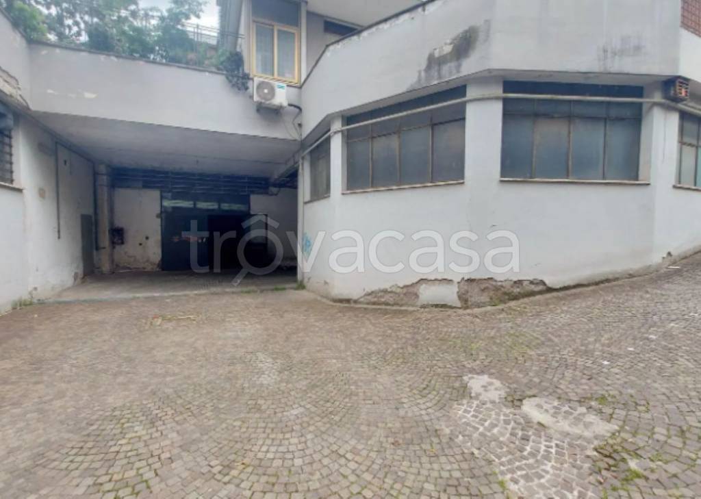 locale commerciale in vendita a Roma in zona Appio Pignatelli