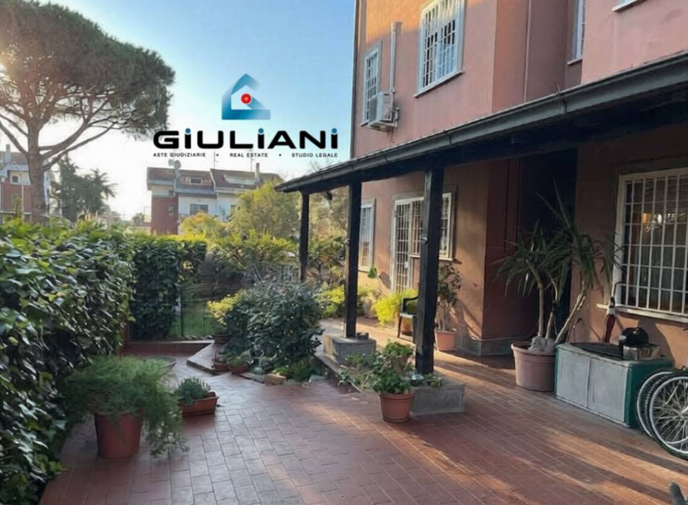 appartamento in vendita a Roma in zona Axa