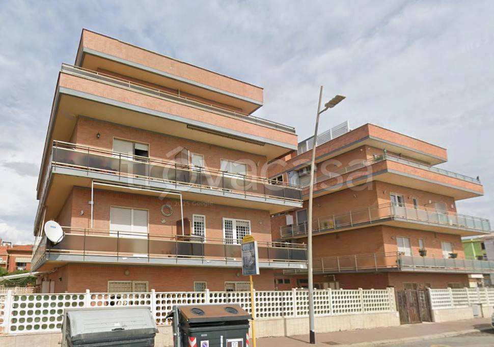 appartamento in vendita a Roma in zona Axa