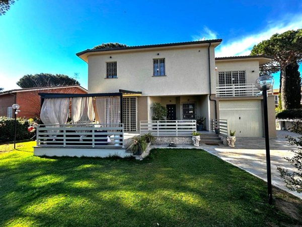 casa indipendente in vendita a Roma in zona Casal Palocco