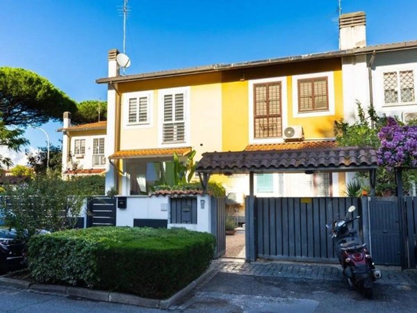 casa indipendente in vendita a Roma in zona Casal Palocco