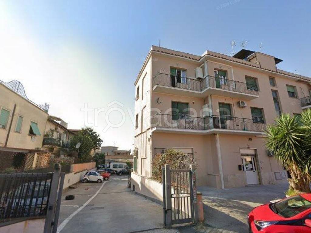 ufficio in vendita a Roma in zona Finocchio