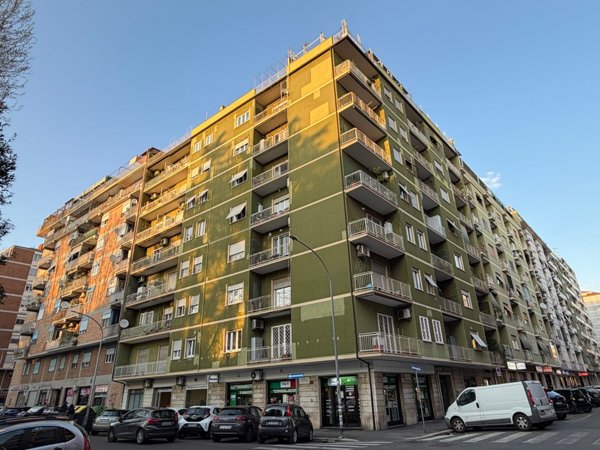 negozio in vendita a Roma in zona Portuense