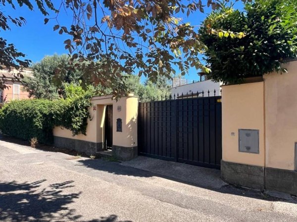 casa indipendente in vendita a Roma in zona Tuscolano