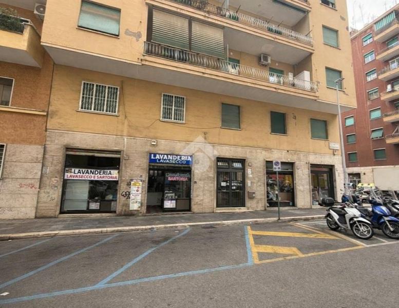 locale commerciale in vendita a Roma