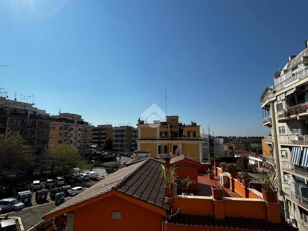 appartamento in vendita a Roma in zona Appio Latino