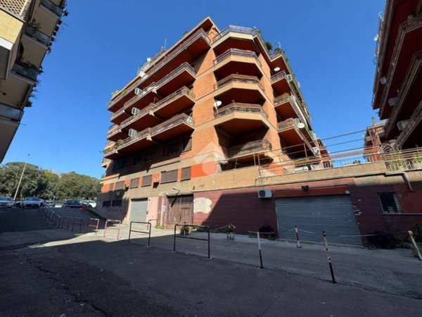 locale commerciale in vendita a Roma in zona Portuense