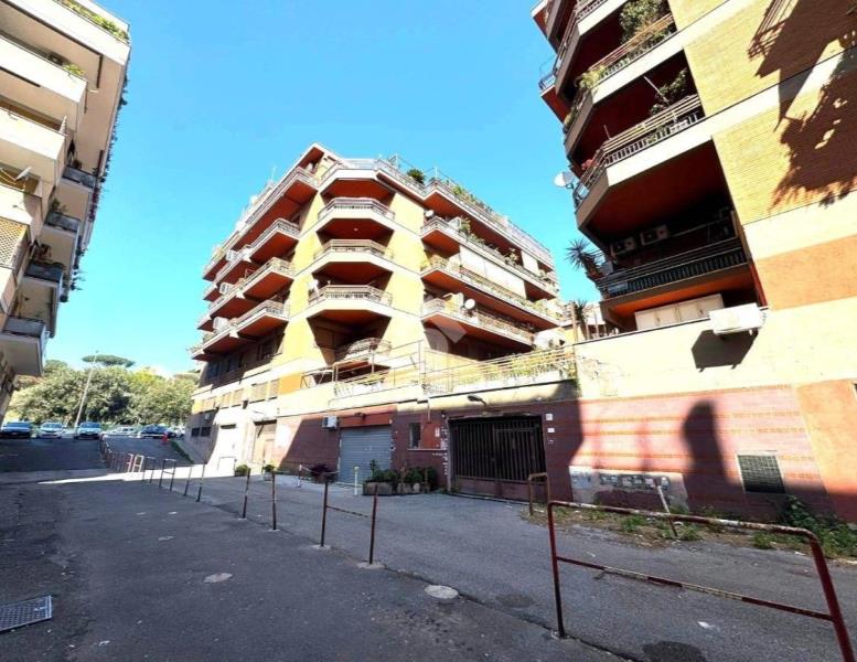 locale commerciale in vendita a Roma
