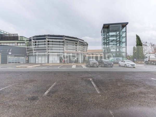 locale commerciale in vendita a Roma in zona Casal Monastero