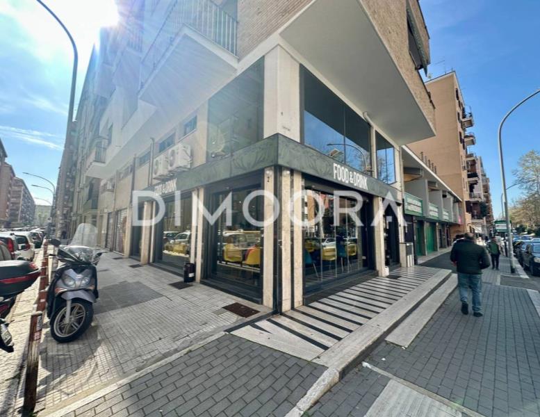 negozio in vendita a Roma in zona Cinecittà