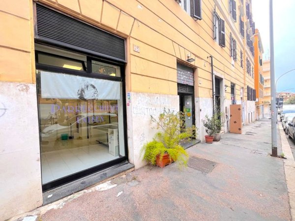 locale commerciale in vendita a Roma in zona Tuscolano