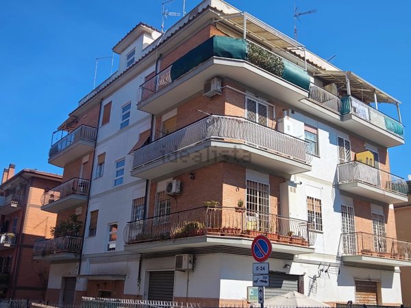 appartamento in vendita a Roma in zona Tomba di Nerone