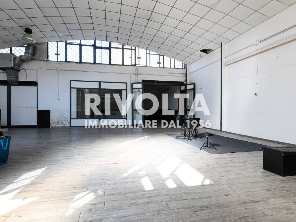 negozio in vendita a Roma in zona Torre Maura
