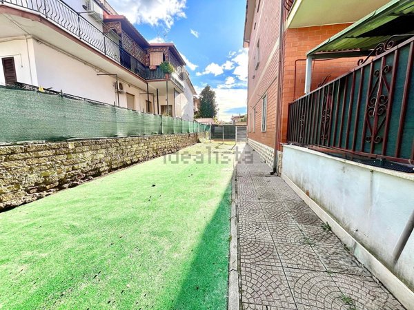 appartamento in vendita a Roma in zona Giardini di Corcolle
