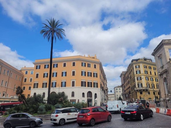 negozio in vendita a Roma in zona Trevi-Colonna