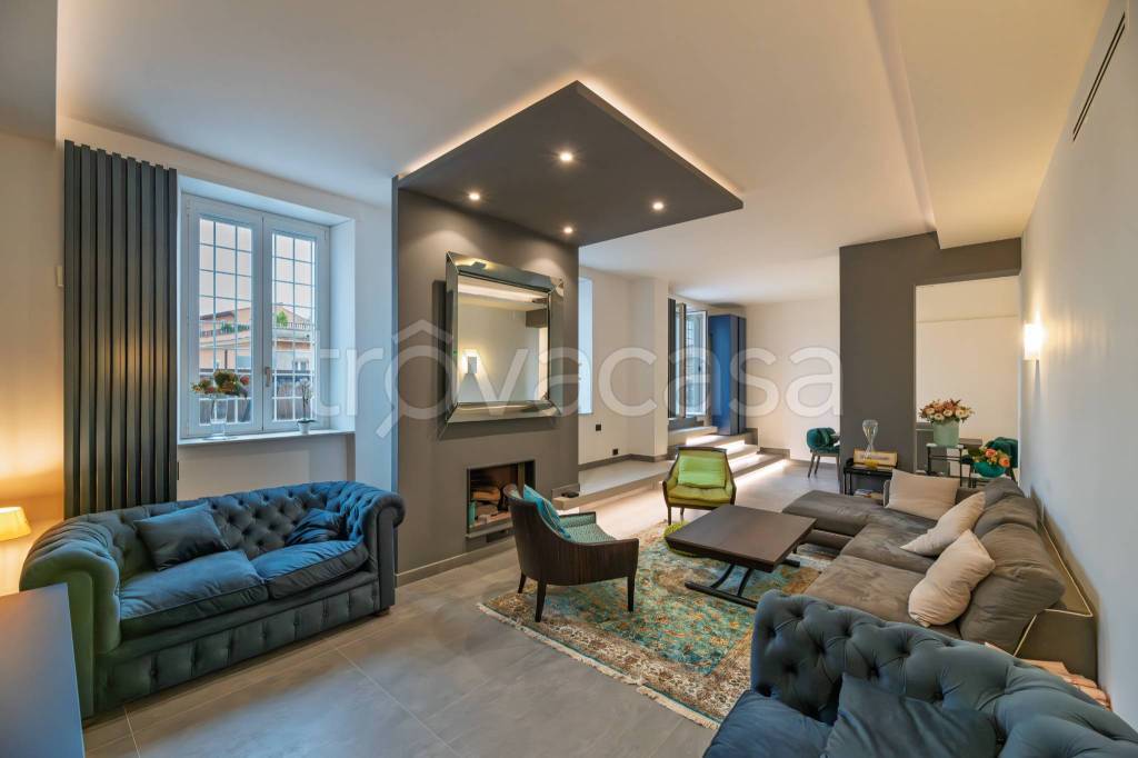 appartamento in vendita a Roma in zona Trevi-Colonna