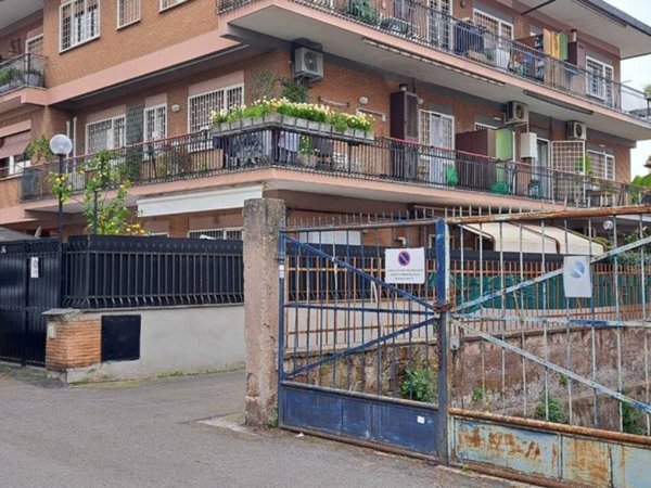 locale di sgombero in vendita a Roma in zona Appio Claudio