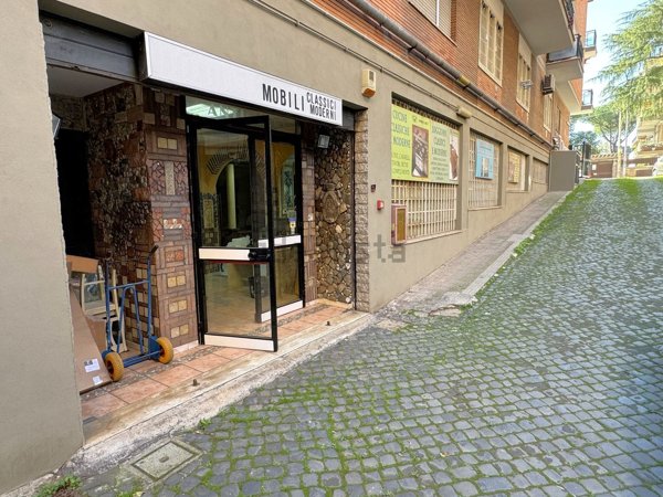 locale commerciale in vendita a Roma in zona Appio Claudio
