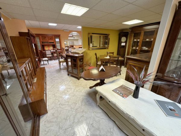 negozio in vendita a Roma in zona Appio Claudio