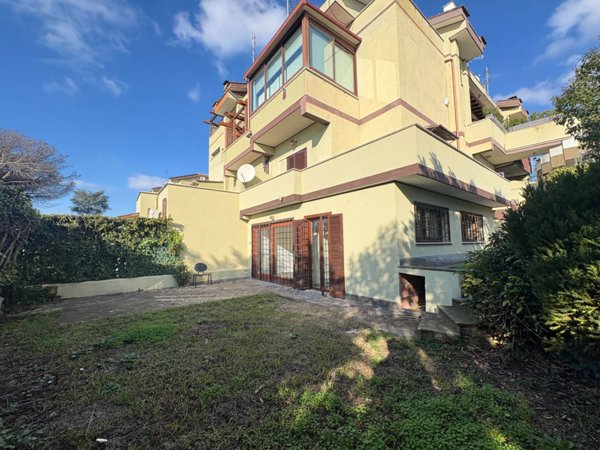 appartamento in vendita a Roma in zona Axa