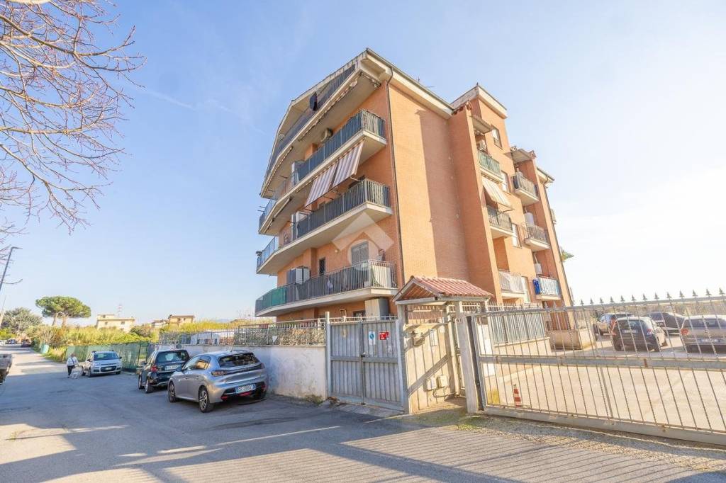 appartamento in vendita a Roma in zona Case Rosse