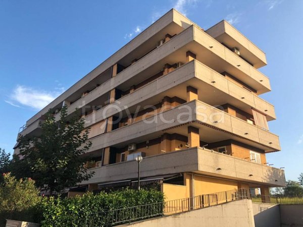 appartamento in vendita a Roma in zona Torre Spaccata