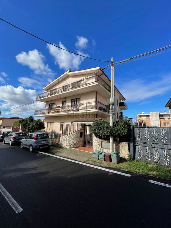 appartamento in vendita a Roma in zona Giardini di Corcolle