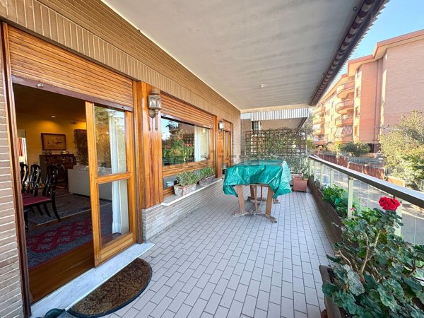appartamento in vendita a Roma in zona Tomba di Nerone