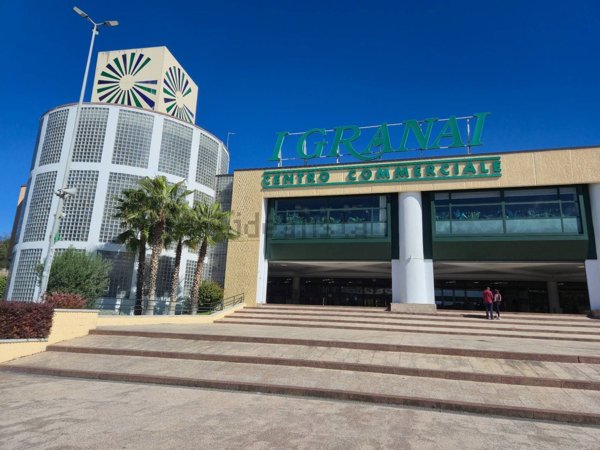 locale commerciale in vendita a Roma in zona Ardeatino