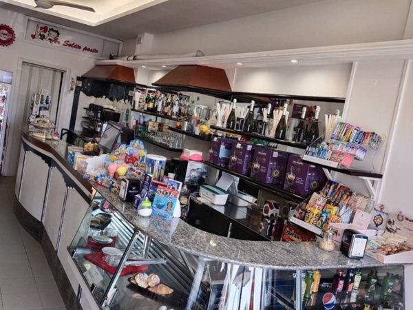 negozio in vendita a Roma in zona Torrino
