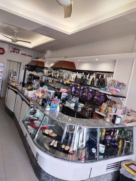 negozio in vendita a Roma in zona Spinaceto