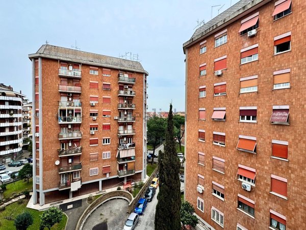 appartamento in vendita a Roma in zona Torre Spaccata