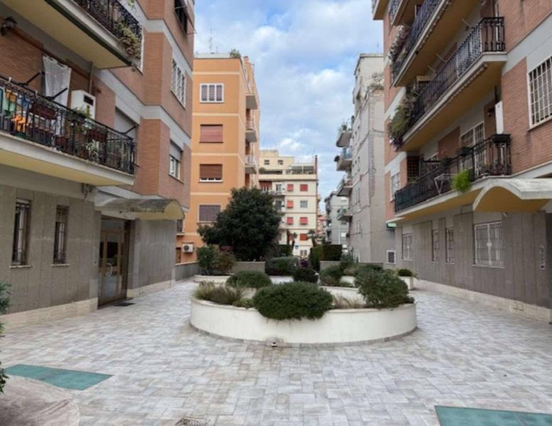 appartamento in vendita a Roma in zona Ardeatino