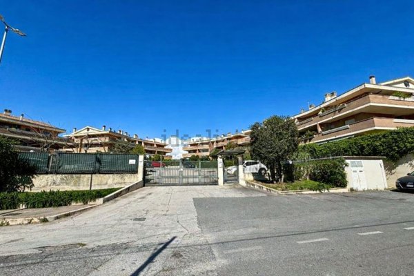 appartamento in vendita a Roma in zona Spregamore