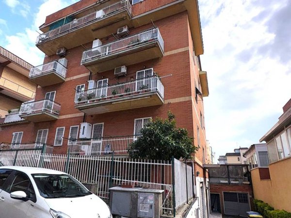 locale commerciale in vendita a Roma in zona Torre Angela