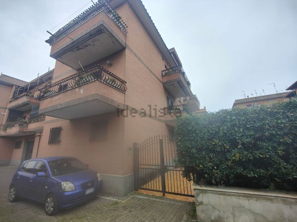 appartamento in vendita a Roma in zona Case Rosse