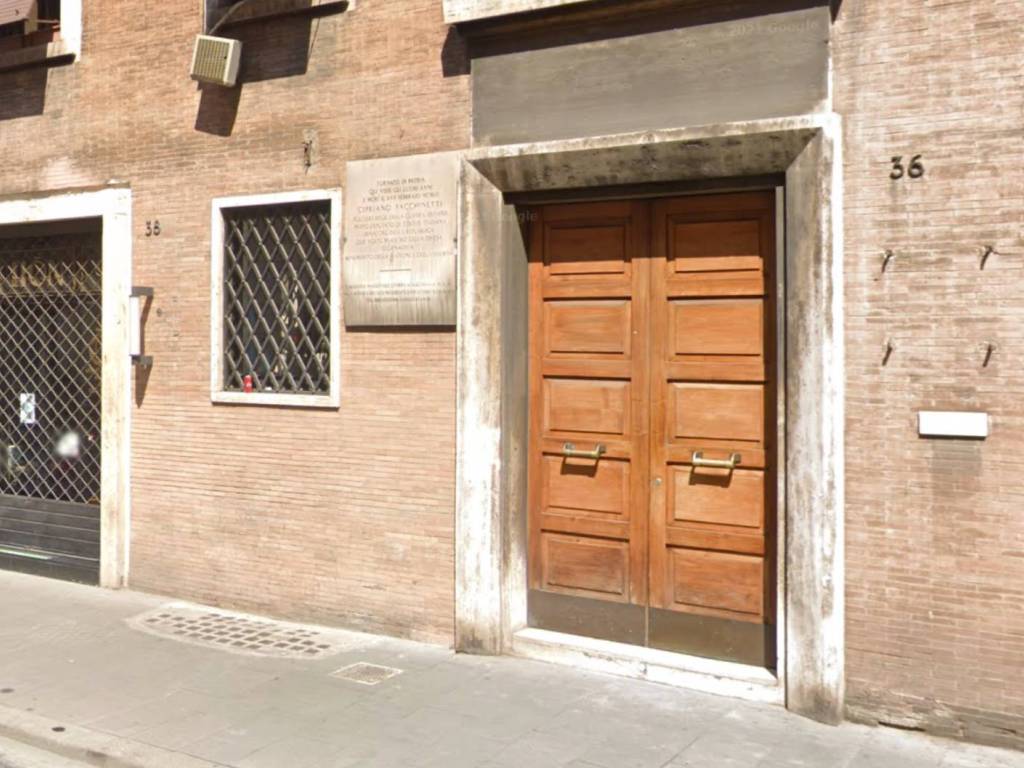 locale commerciale in vendita a Roma in zona Centro Storico