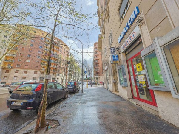 negozio in vendita a Roma in zona Appio Latino