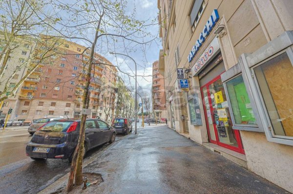 negozio in vendita a Roma in zona Appio Latino